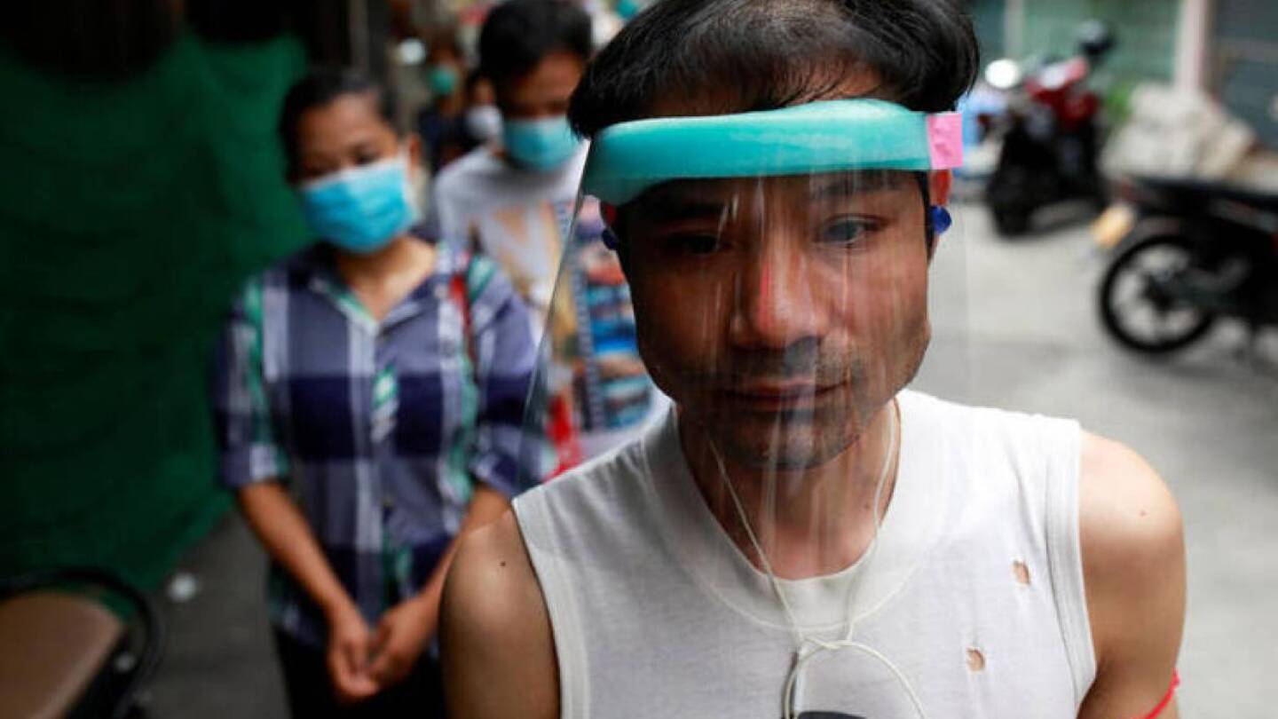 Migrant workers from Myanmar who lost their jobs line up for free foods from volunteers following the coronavirus disease (COVID-19) outbreak in Bangkok, Thailand April 23, 2020. | REUTERS/Soe Zeya Tun