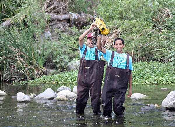 Students find a vacuum cleaner during the 2013 Los Angeles River Clean-Up. <em>Photo courtesy of the L.A. River School</em>
