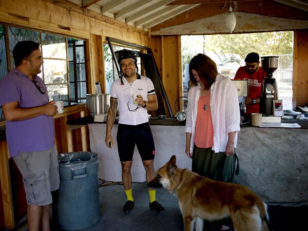 Bikers and walkers enjoy a sip | Photo: Daniel Hanaya