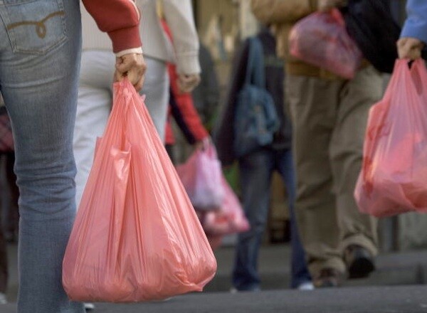 People walk with groceries in plastic bags in Chinatown on March 28, 2007 in San Francisco | Photo by David Paul Morris/Getty Images