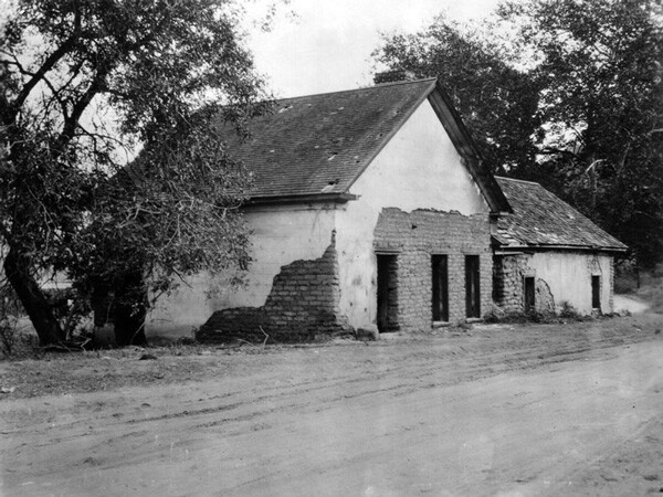 Circa 1900 view of the Rancho Los Feliz adobe. Built in 1830, the adobe still stands today. Courtesy of the Photo Collection, Los Angeles Public Library.