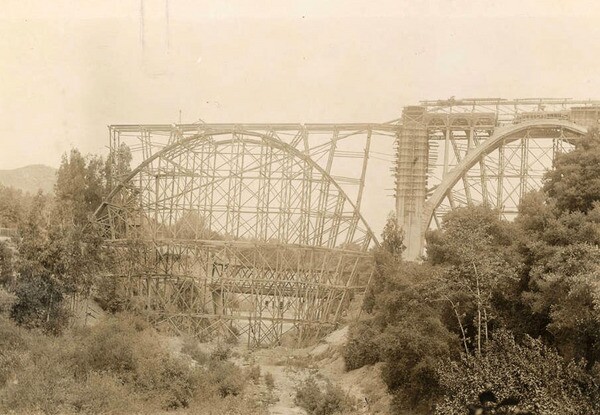The Colorado Street Bridge under construction in 1913. Courtesy of the Harrington & Cortelyou, Inc. Consulting Engineers Collection, Pasadena Public Library.