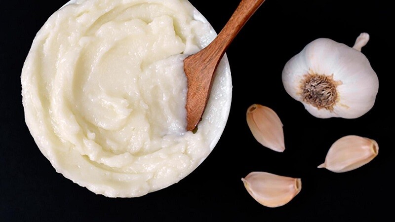Lebanese Garlic Sauce (Toum)
