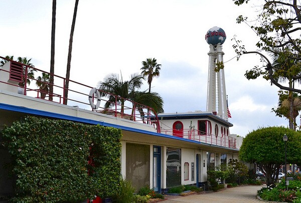 Crossroads of the World was added to the National Register of Historic Places in 1980 | Photo: Caitlin Meares
