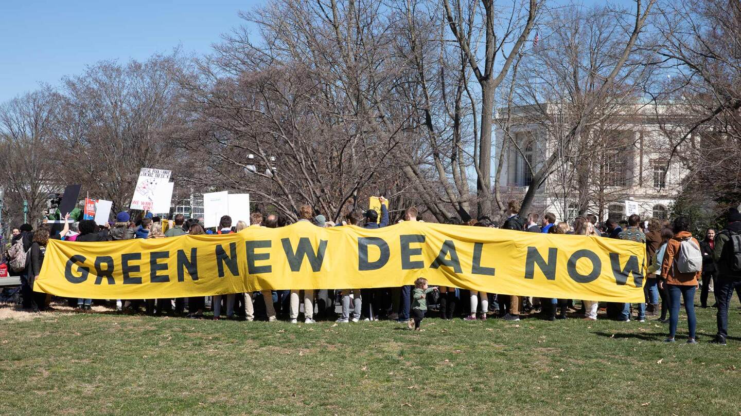 Activist outside the Congress demanding a vote to pass "The Green New Deal." | Aurora Samperio/NurPhoto via Getty Images