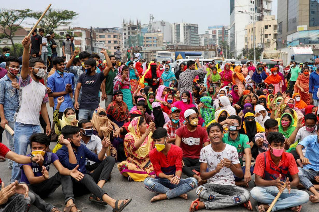 Garments workers shout slogans as they block a road demanding their due wages during the lockdown amid concerns over the coronavirus disease (COVID-19) outbreak in Dhaka, Bangladesh, April 15, 2020. | REUTERS/Mohammad Ponir Hossain
