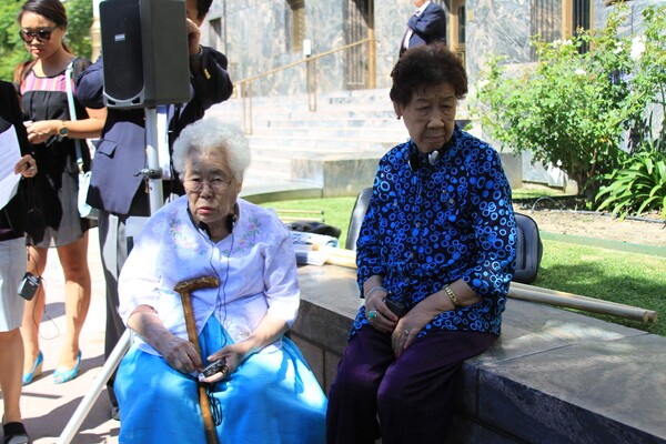 Comfort women survivors Ok-Seon Lee (L) and Il-Chul Kang (R) at a press conference in front of the Los Angeles Federal Courthouse announcing their arrival to the U.S. on July 22, 2014. | Photo: Amy Lieu/KCET