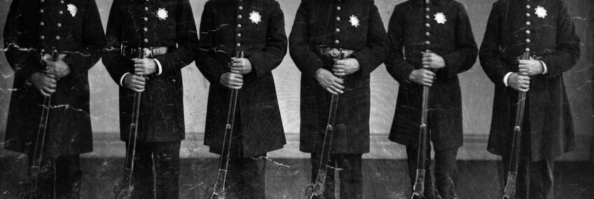 Los Angeles police officers with rifles (cropped for header)