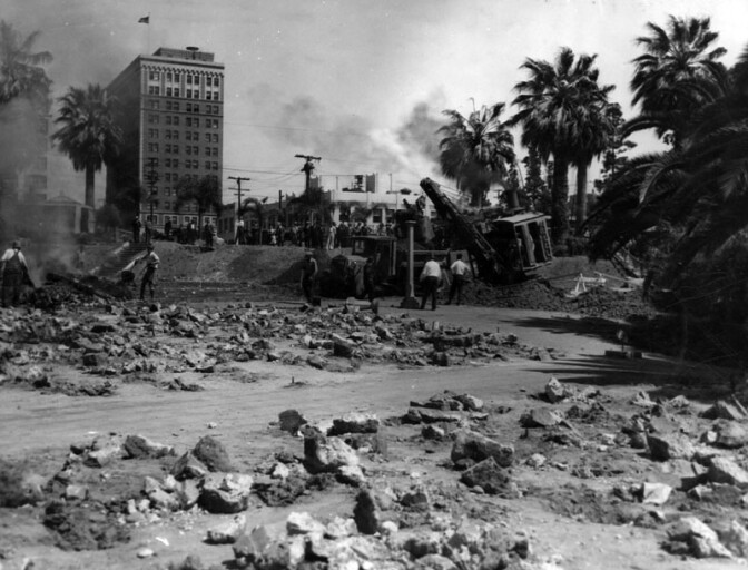 Construction of the Wilshire Boulevard causeway through Westlake Park. Courtesy of the Photo Collection, Los Angeles Public Library.