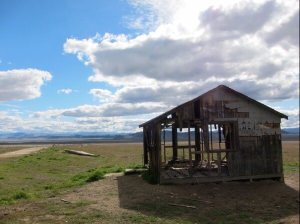 A degraded structure off Highway 58 in the Carrizo Plain | Photo by Zach Behrens/KCET