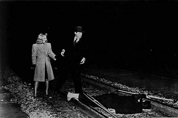Dietrichson and Neff at the train tracks