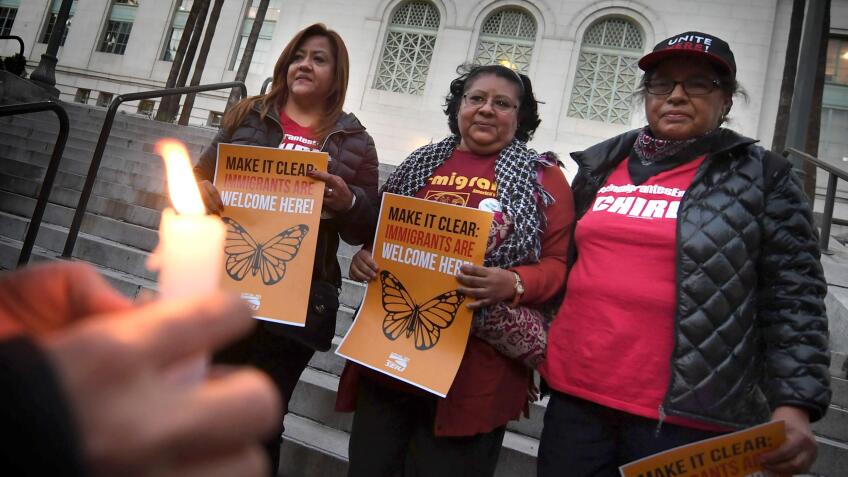 vigil to protest against US President Donald Trump's new crackdown on 'sanctuary cities' outside L.A. City Hall 01/25/17 | photo Mark Ralston/AP/Getty Images