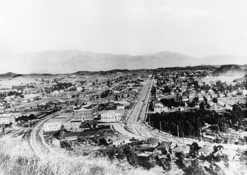 Panoramic view of N. Figueroa Street in Highland Park, near the intersection of Avenue 50. Monte Vista Ave. parallels it to the left. Circa 1908. | Public Domain
