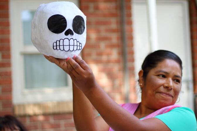Artisan Edwiges Solorio during the piñata making workshop at CSUN Chicano House. 2016 | David Figueroa, courtesy of Dignicraft PST LALA Talking to Action