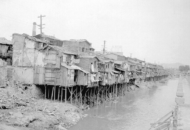 Refugee huts on the Cheonggyecheon.