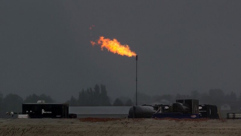 Flaring in the Bakken oil fields | Photo: Alan Graham McQuilen, PhD, some rights reserved