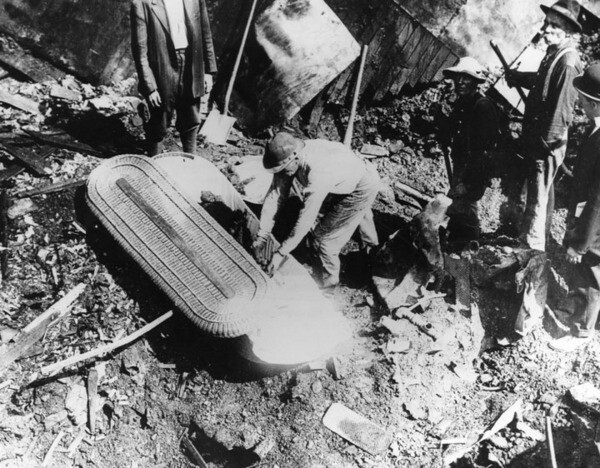 Recovery of victim from the rubble created by the bombing | Security Pacific National Bank Collection, Los Angeles Times
