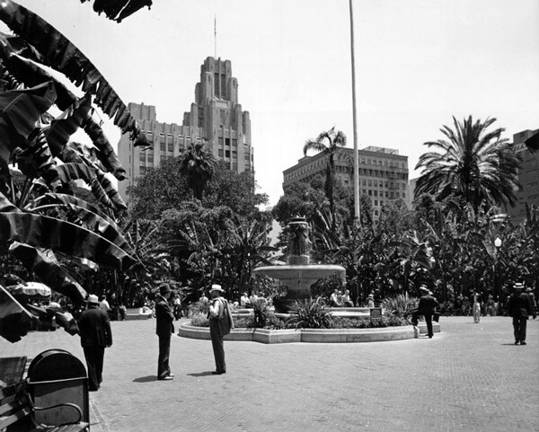 1939 view of the Pershing Square fountain, surrounded by tropical banana plants. Courtesy of the Dick Whittington Photography Collection, USC Libraries.
