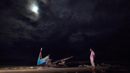 News Wrap: Estimated 500,000 Rohingya Muslims fled Myanmar