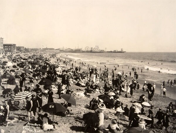 A crowded Ocean Park beach on July 4, 1912. Photo by Harry Vroman, courtesy of the Braun Research Library Collection, Autry National Center.