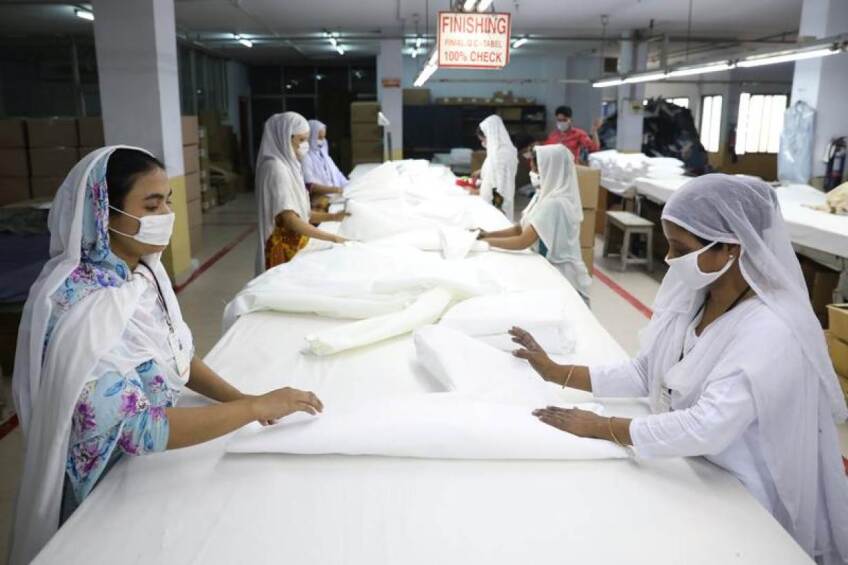 Bangladeshi garment workers make protective suit at a factory amid concerns over the spread of the coronavirus disease (COVID-19) in Dhaka, Bangladesh, March 31, 2020. | REUTERS/Mohammad Ponir Hossain