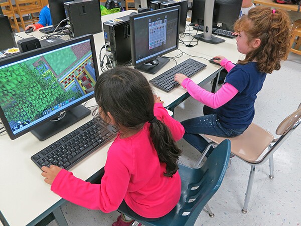 Minecraft_GirlsAtComputers