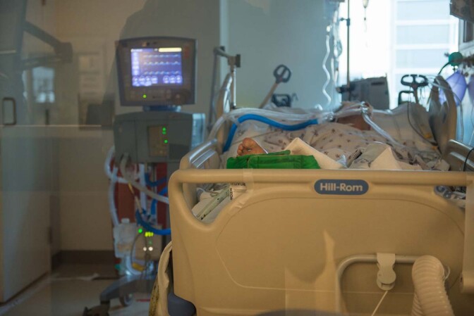 A patient infected with the coronavirus at LAC+USC Medical Center. | Heidi de Marco/California Healthline