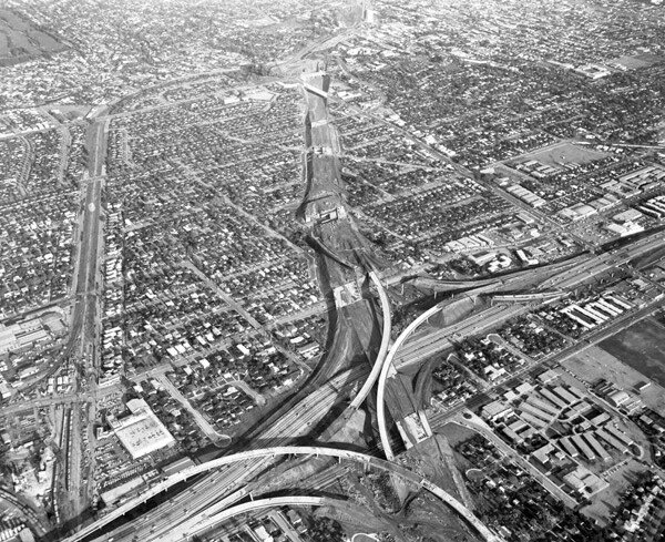 The interchange of the Santa Monica and San Diego freeways under construction in 1963. Courtesy of the Los Angeles Times Photographic Archive, UCLA Library.