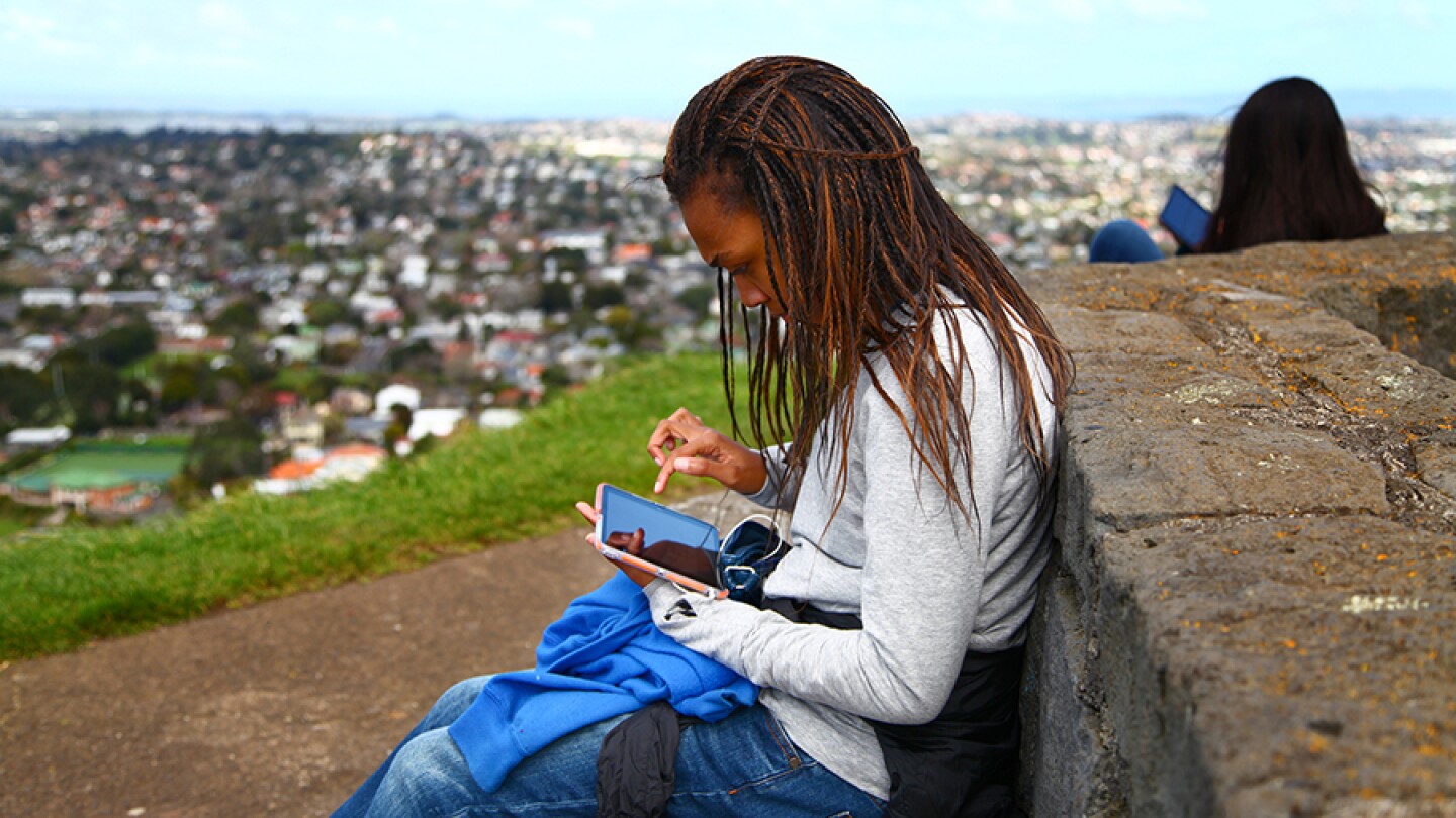 parks_and_technology_girl_with_smartphone_900.jpg