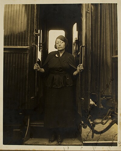 María Talavera Broussé disembarks the train that transported the remains of Ricardo Flores Magón from El Paso to Mexico City, at a stop in Aguas Calientes, Mexico, 1923 | Courtesy of La Casa de El Hijo del Ahuizote, Photographic Collection