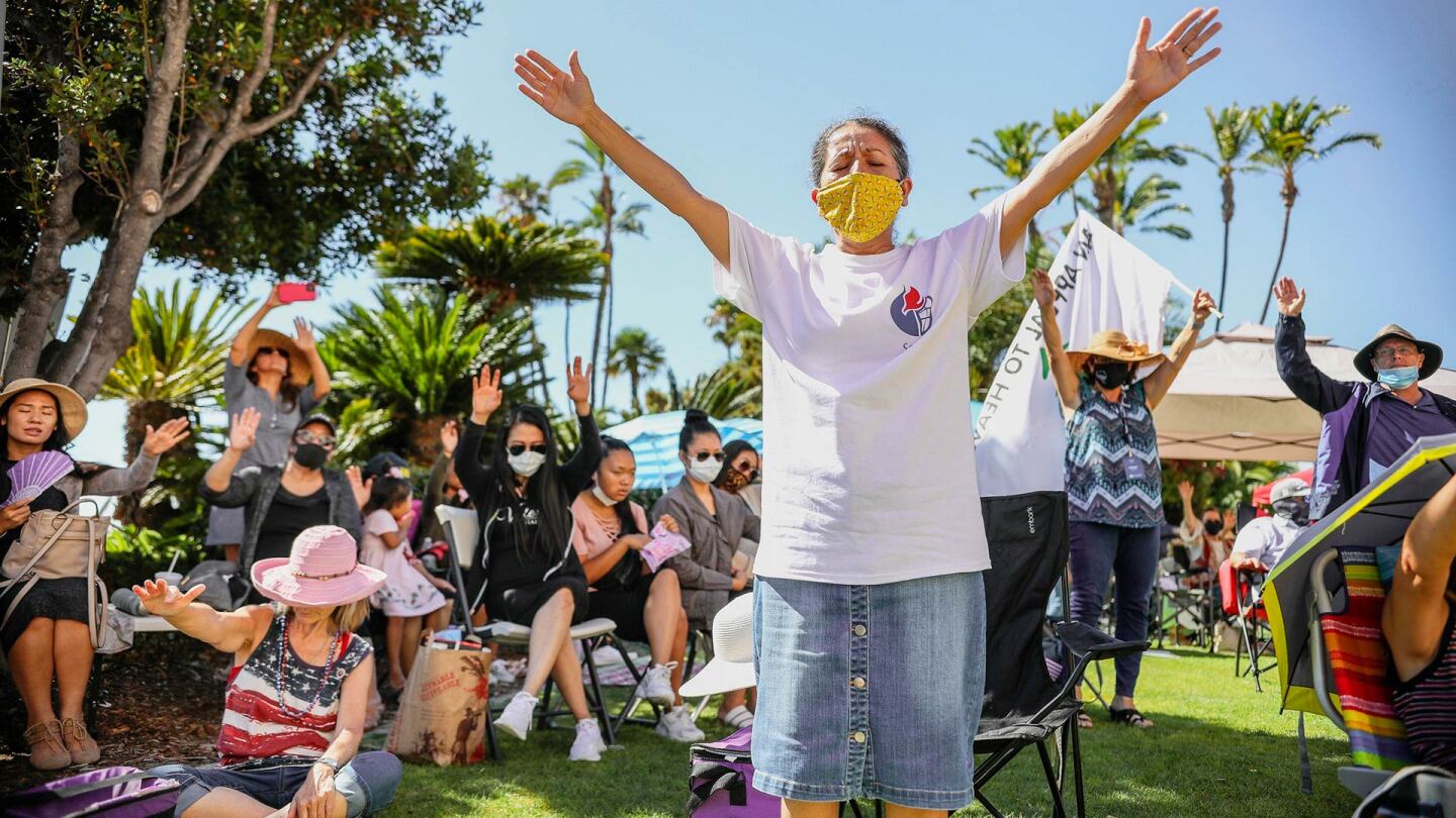 Susana Braxton ora durante el Día Nacional de Oración por la Libertad Religiosa frente al Centro de Administración del Condado en el centro de San Diego el 8 de agosto de 2020. | Sandy Huffaker/CalMatters