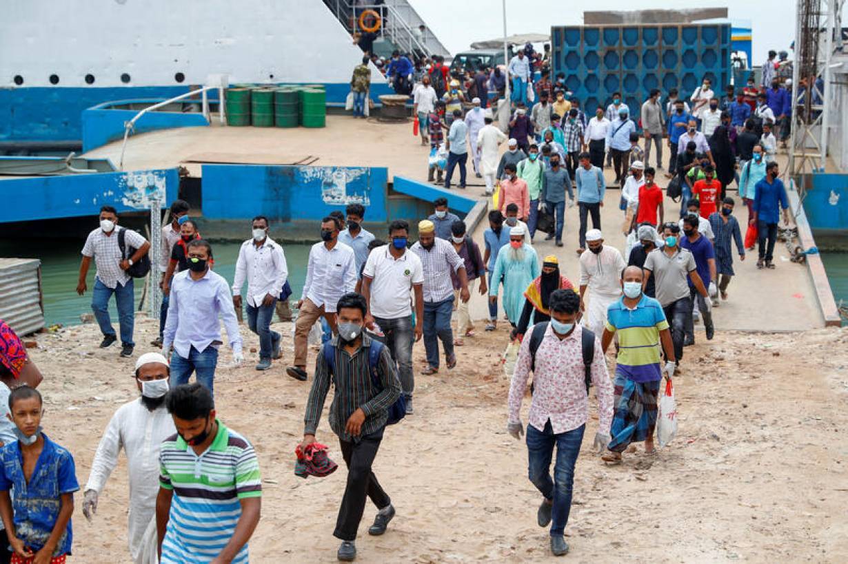 Migrant workers arrive at the Mawa Ferry Ghat in Munshiganj district, Bangladesh April 30, 2020. | REUTERS/Mohammad Ponir Hossain