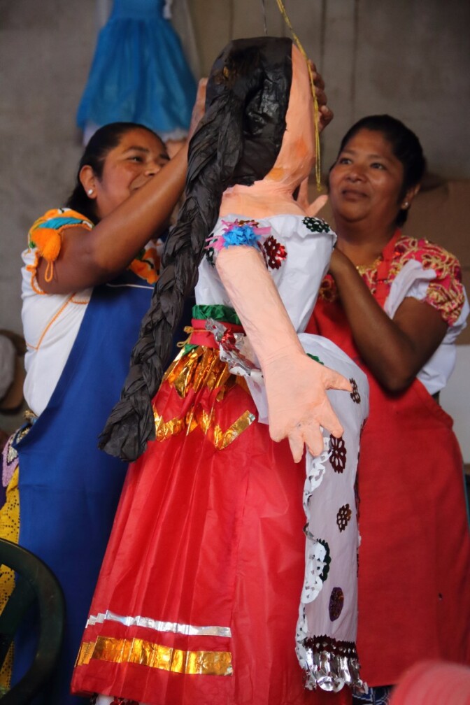 Artisans Edwiges Solorio and María de la Luz Solorio during the Collaborative Piñata workshop. 2015 | David Figueroa, courtesy of Dignicraft PST LALA Talking to Action