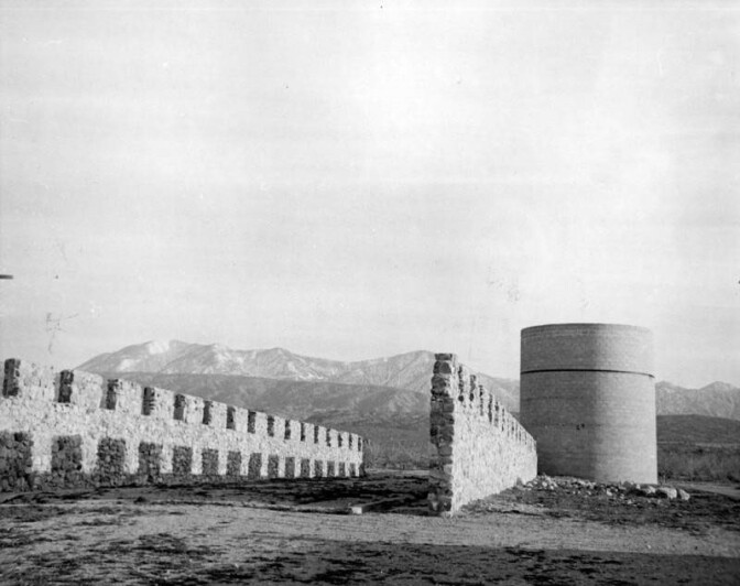 San Gabriel mountains frame shell of ill-fated Llano del Rio colony | George Brich/Valley Times Photo Collection courtesy Los Angeles Public Library