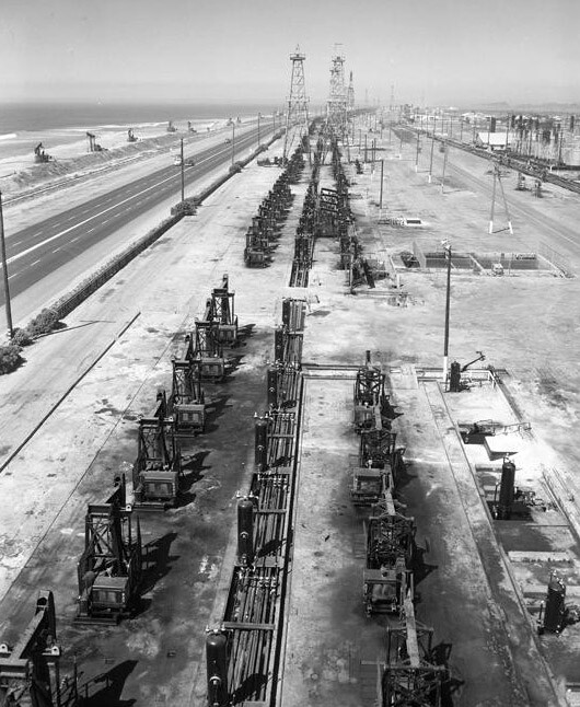The ocean views from Pacific Coast Highway were not always pristine. In Huntington Beach, oil wells lined the highway for miles. Courtesy of the Los Angeles Times Photographic Archive, Young Research Library, UCLA. Used under a Creative Commons license.