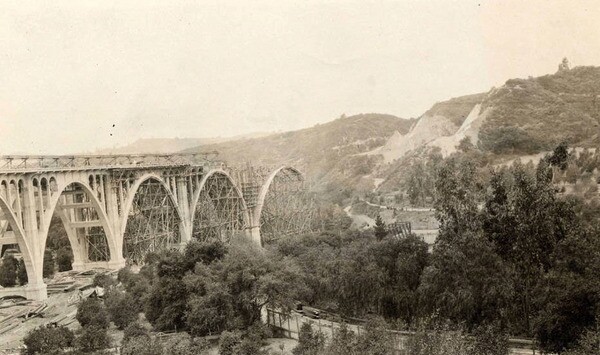 The Colorado Street Bridge under construction in 1913. Courtesy of the Harrington & Cortelyou, Inc. Consulting Engineers Collection, Pasadena Public Library.