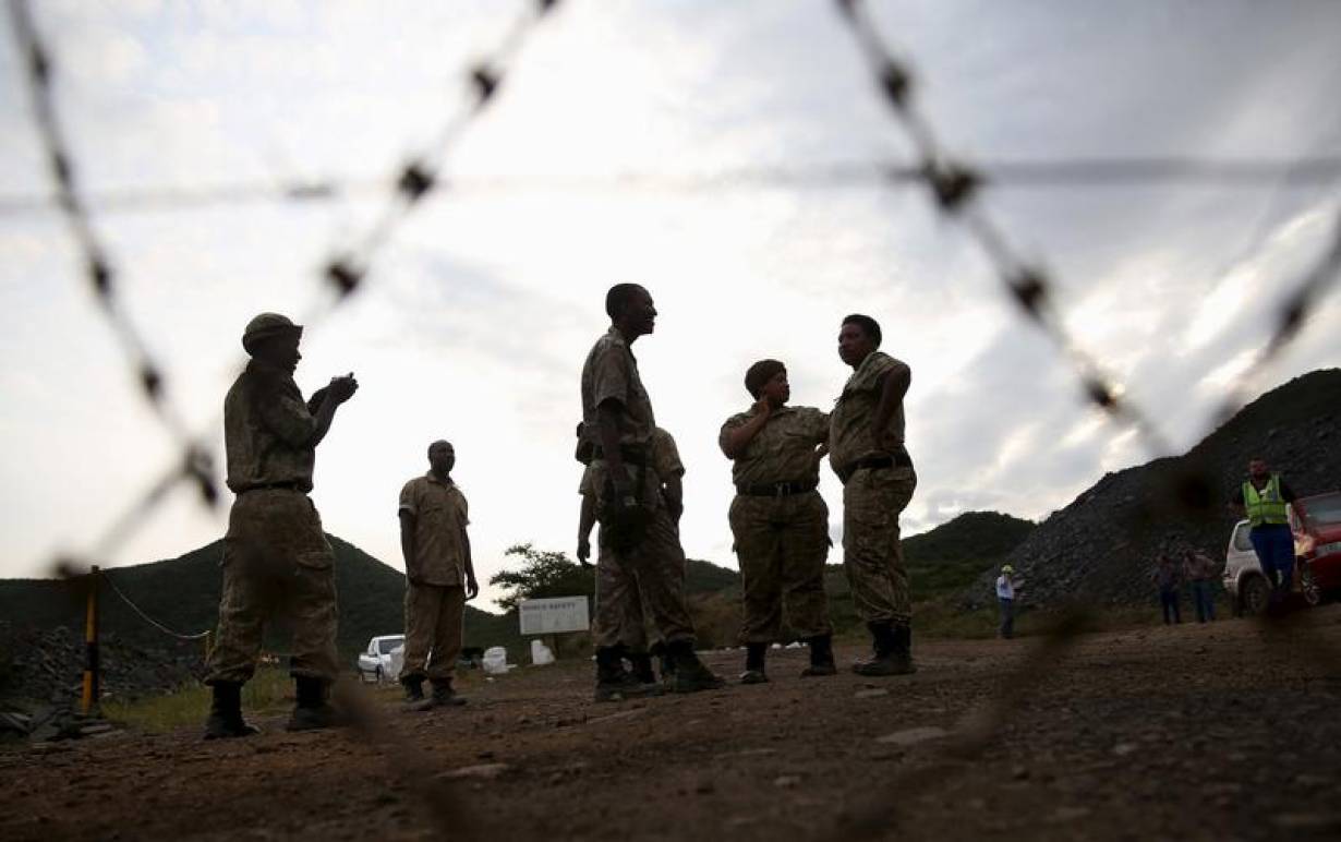 RCHIVE PHOTO: Security guards keep watch at the entrance of a mine near Barberton, east of Johannesburg, February 5, 2016. | REUTERS/Siphiwe Sibeko