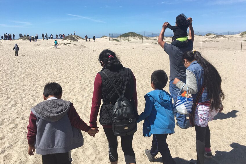 Tello family walking to the beach. | Pilar Marrero