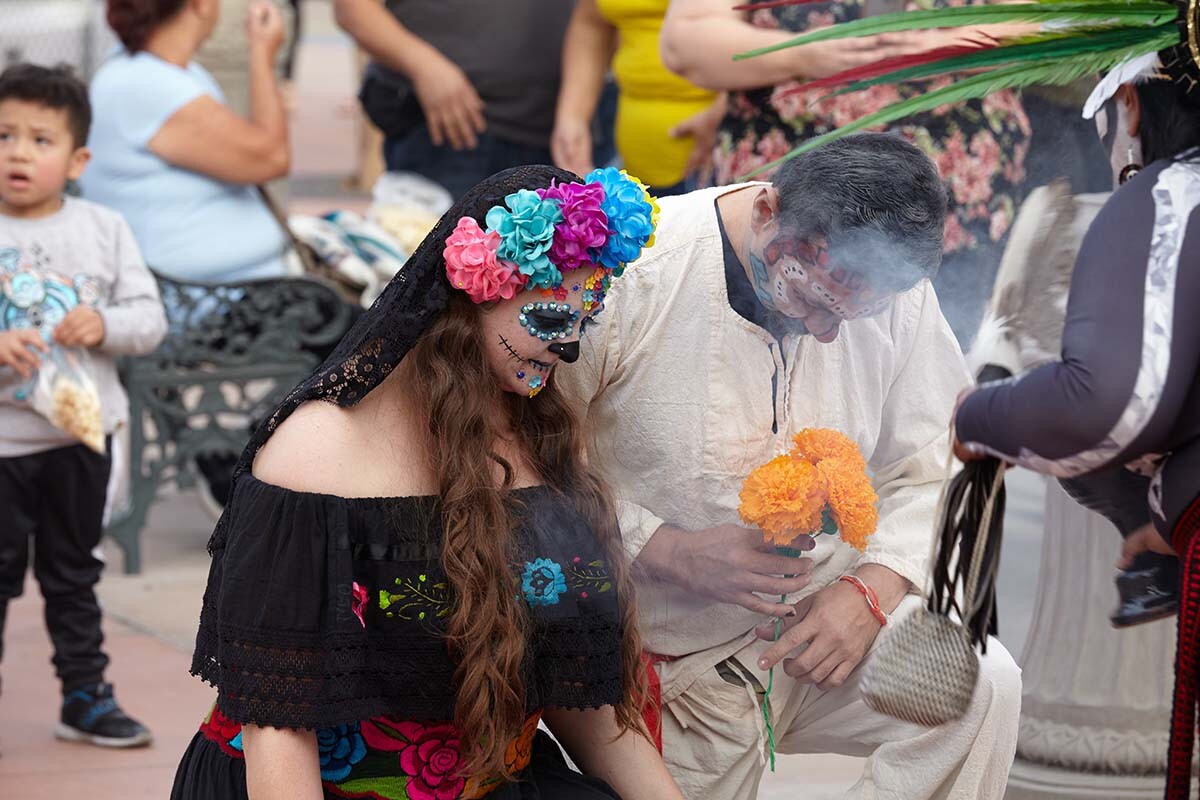 Día de los Muertos celebration in 2019. Two players in calaveras bowing. | Pablo Aguilar