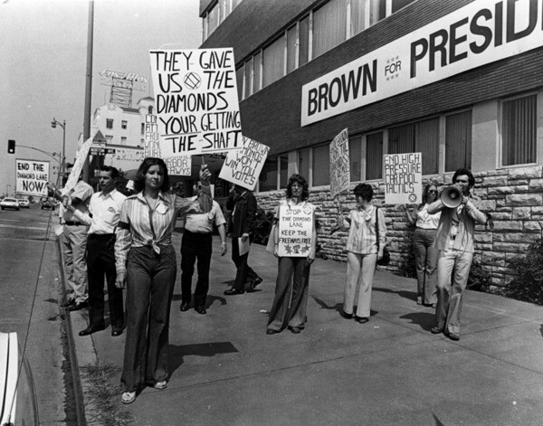 Citizens Against the Diamond Lane picket Gov. Brown's presidential campaign headquarters, 1974 | Herald-Examiner Collection, Courtesy of the Los Angeles Public Library
