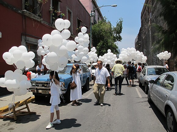 "Acción 40 mil almas" by César MartÃnez. 1000 balloons, each representing the dead from the drug violence, were released into the sky above the Zócalo. | Photo: César MartÃnez