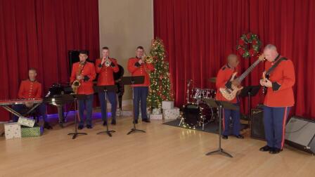 U.S. military members perform 'O Come, All Ye Faithful'