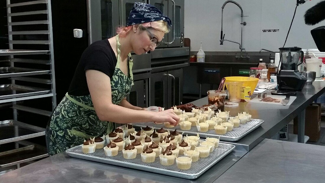 Karina Jimenez decorating her cupcakes | Courtesy of Viva Los Cupcakes