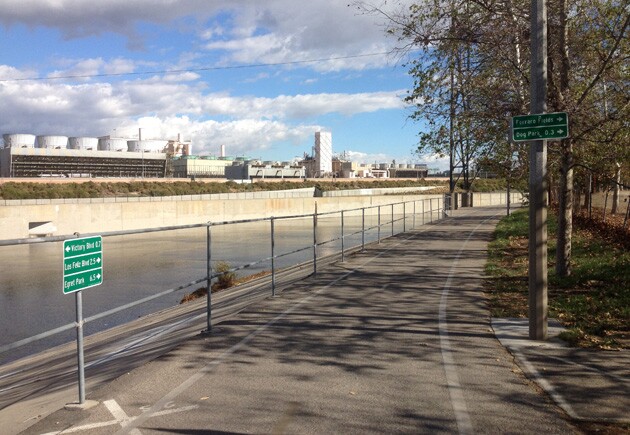 lariversign01.jpg