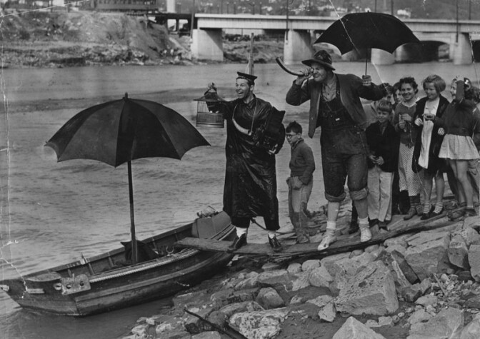 Herald Express river joke duo with kids