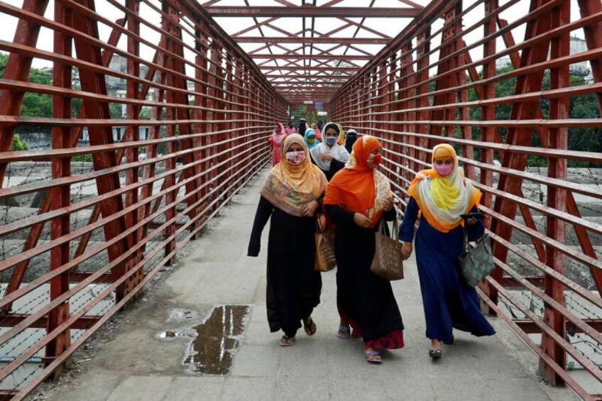 Garment workers return after their work as garment factories reopened amid concerns over the coronavirus disease (COVID-19) outbreak in Dhaka, Bangladesh, April 27, 2020. | REUTERS/Mohammad Ponir Hossain