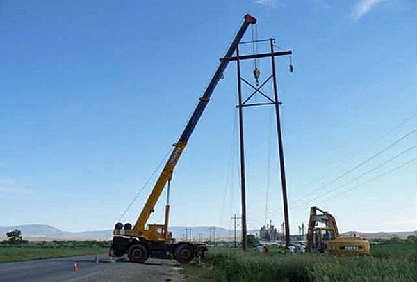 Power line goes up in Wyomin