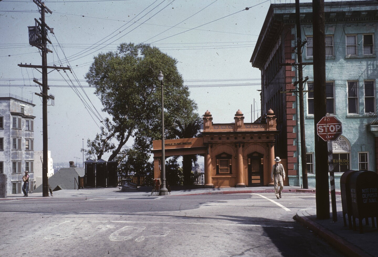 The Angels Flight funicular in 1962 at Third Street and Olive enabled residents to easily travel from home to work, as well as to the Grand Central Market.