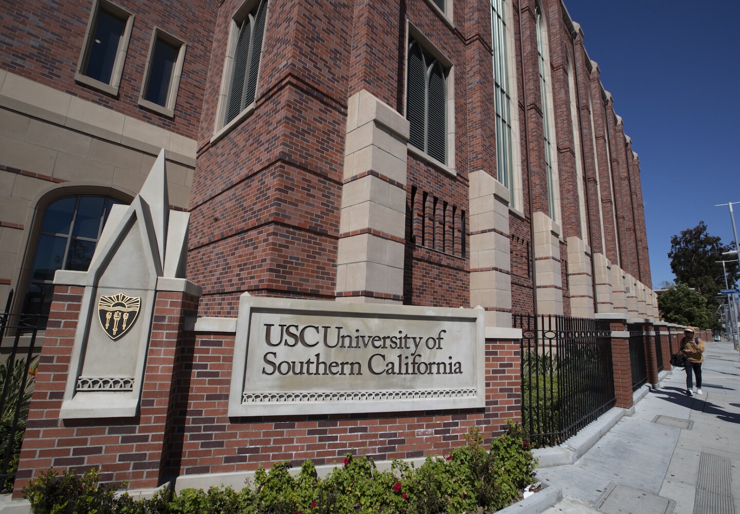 USC Campus Building - Felicity Huffman, Lori Loughlin And Mossimo Giannulli Indicted In College Admissions Bribery Case