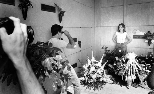 Fans of Marilyn Monroe photograph each other today at star's tomb | Herald-Examiner Collection, Los Angeles Public Library